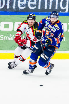 Växjös Noah Welch jagas av Örebros Marcus Weinstock
