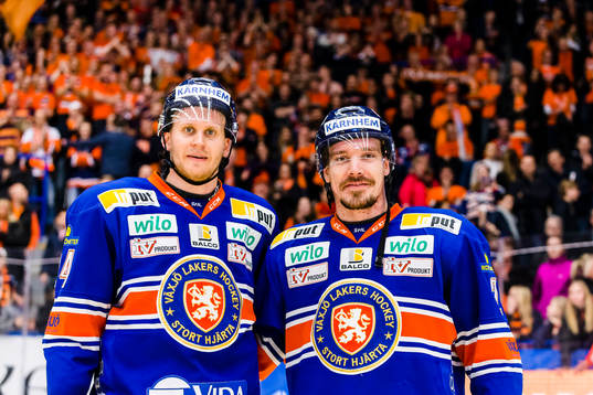Växjös Jani Lajunen och Teemu Laakso firar