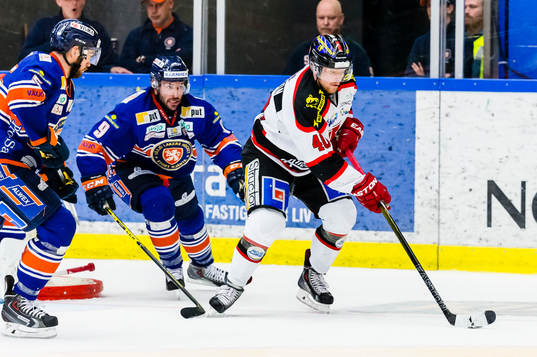 Örebros Anders Eriksson jagas av Växjös Josh Hennessy