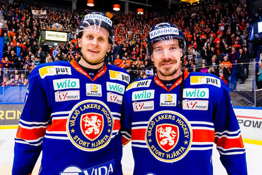 Växjös Jani Lajunen och Teemu Laakso firar