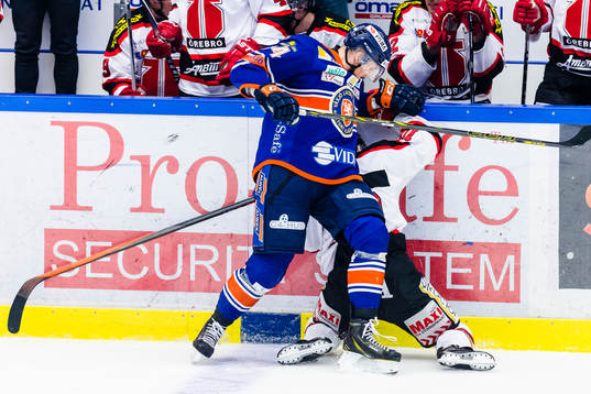 Växjös Jani Lajunen tacklar Örebros Derek Ryan
