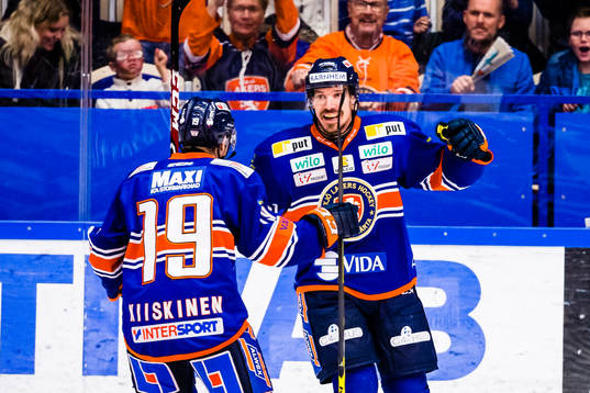 Växjös Teemu Laakso (th) firar