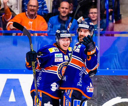 Växjös Teemu Laakso (tv) firar