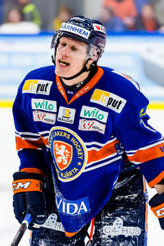 Växjös Niclas Lundgren grinar illa