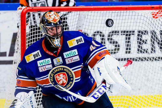 Växjös målvakt Cristopher Nihlstorp fokuserar på pucken