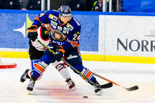 Växjös Jani Lajunen jagas av Örebros Derek Ryan