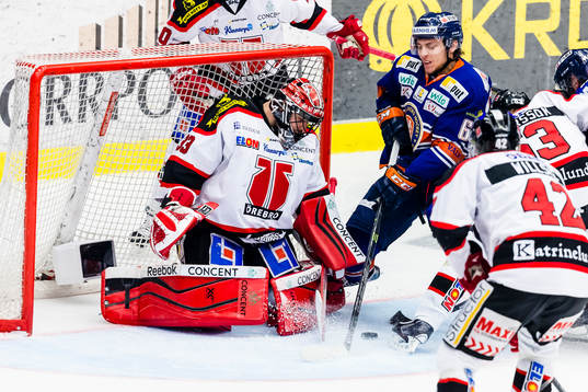 Växjös Eric Martinsson oroar framför Örebros målvakt
