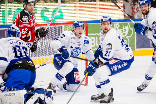 Leksands Simon Erlandsson skyddar kassen i Leksands