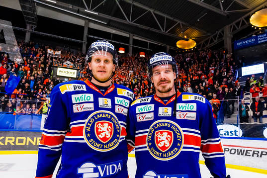 Växjös Jani Lajunen och Teemu Laakso firar