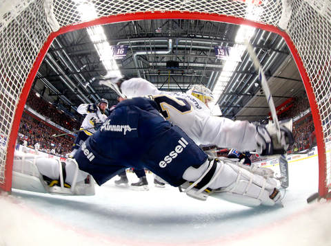 s målvakt Gustaf Wesslau släpper in mål 3-2 av