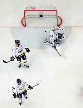s Riley Holzapfel och målvakt Gustaf Wesslau deppar