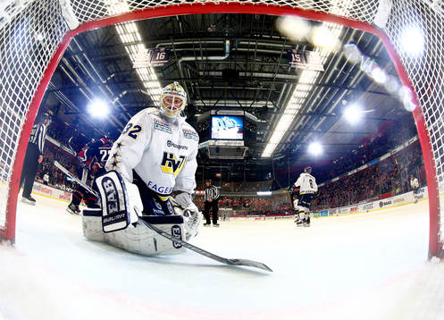 s målvakt Gustaf Wesslau deppar