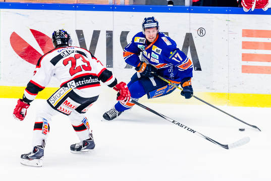 Växjös Alexander Johansson jagas av Örebros Tomas Skogs