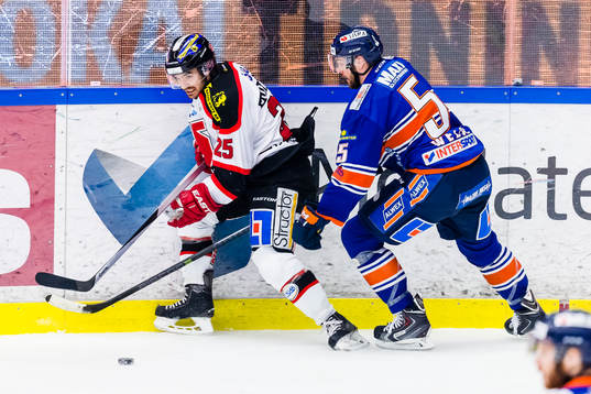 Örebros Martin Johansson jagas av Växjös Noah Welch