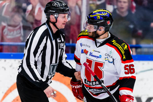 Örebros Johan Wiklander visar känslor