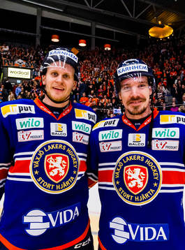 Växjös Jani Lajunen och Teemu Laakso firar
