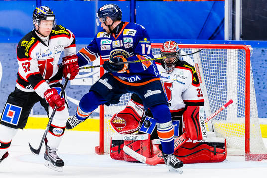Växjös Alexander Johansson oroar framför Örebros