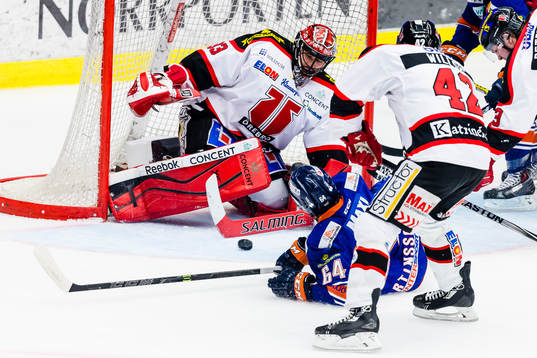 Växjös Eric Martinsson oroar framför Örebros målvakt
