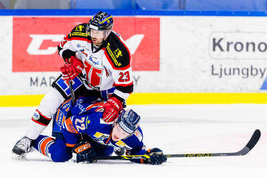 Örebros Tomas Skogs sitter på Växjös Gustav Rydahl