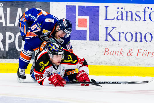 Örebros Viktor Ekbom faller
