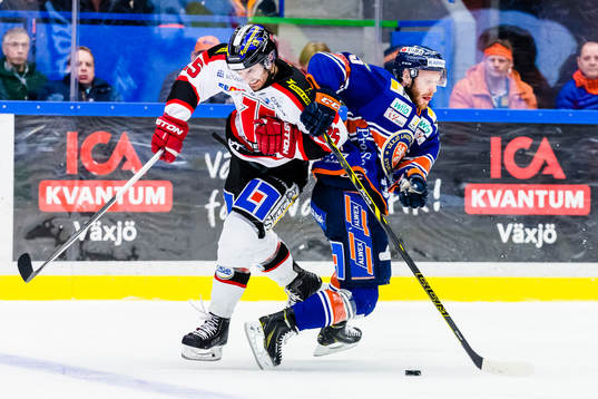Örebros Martin Johansson tacklar Växjös Liam Reddox