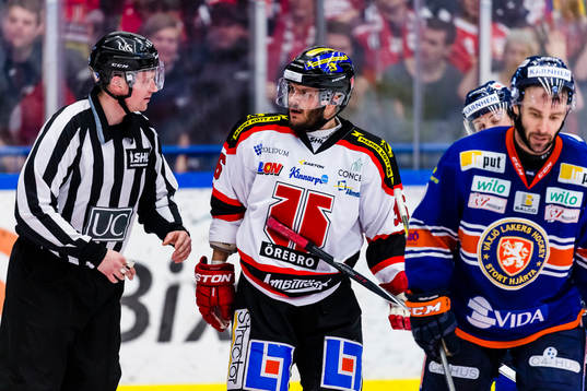Örebros Johan Wiklander visar känslor
