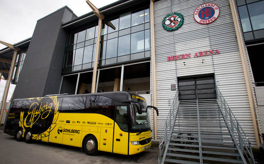 Elfsborgs spelarbuss utanför Behrn Arena en timma innan