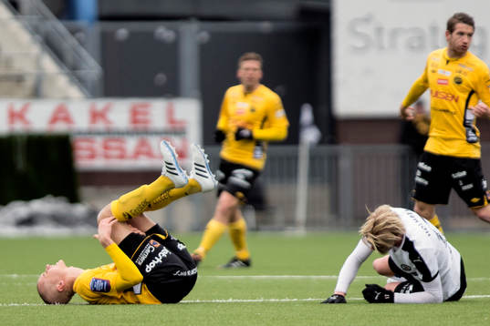 Elfsborgs Sebastian Holmén ligger och har ont