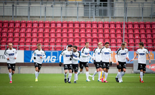 Örebros Daniel Gustavsson gör 1-0 och jublar
