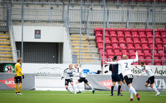 Örebros Daniel Gustavsson gör 1-0 och jublar
