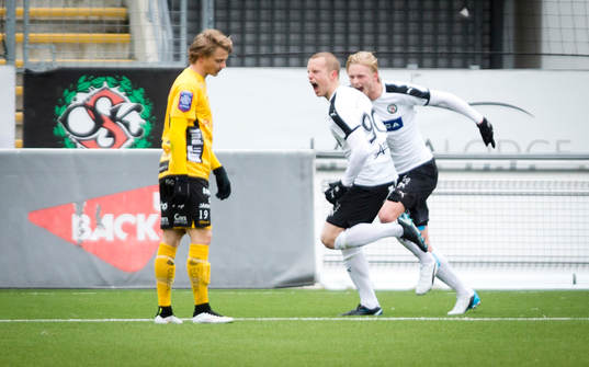 Örebros Daniel Gustavsson gör 1-0 och jublar