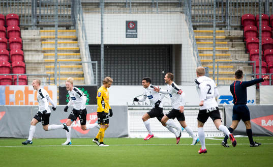 Örebros Daniel Gustavsson gör 1-0 och jublar