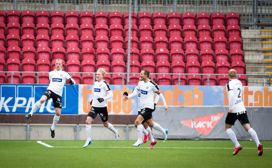 Örebros Daniel Gustavsson gör 1-0 och jublar