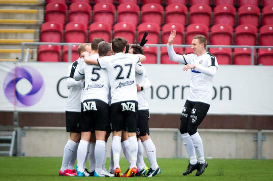 Örebros Daniel Gustavsson gör 1-0 och jublar