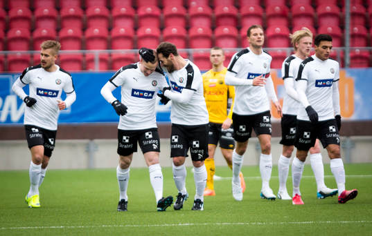Örebros Daniel Gustavsson gör 1-0 och jublar