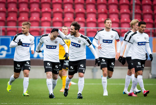 Örebros Daniel Gustavsson gör 1-0 och jublar