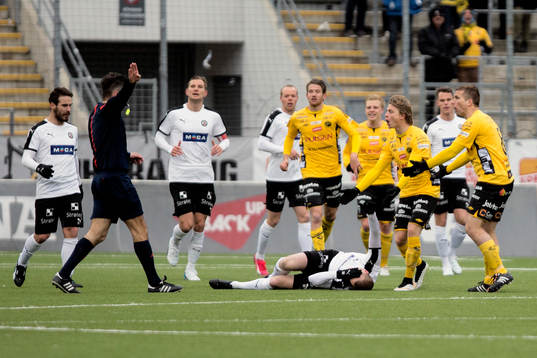 Örebros Daniel Gustavsson blir fälld och Elfsborgs Simon