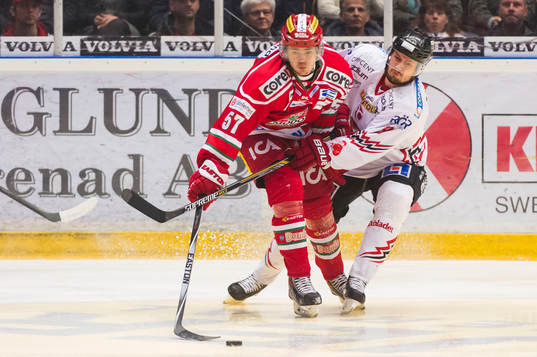 Modos Emil Djuse kämpar mot Vita Hästens Alexander Larsson