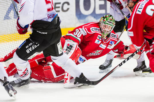 Modos målvakt Linus Ullmark räddade pucken