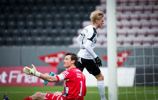 Örebros Karl Holmberg gör 2-0 på Elfsborgs målvakt