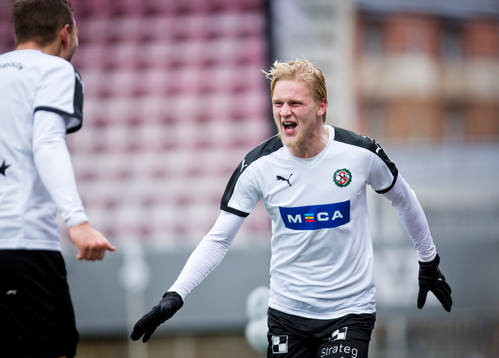 Örebros Karl Holmberg gör 2-0 och jublar med Robert