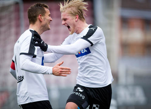 Örebros Karl Holmberg gör 2-0 och jublar med Robert