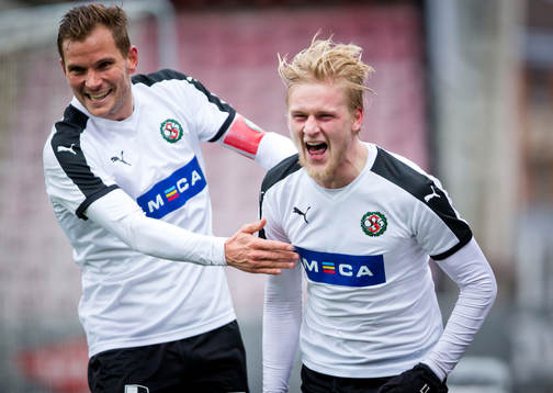 Örebros Karl Holmberg gör 2-0 och jublar med Robert