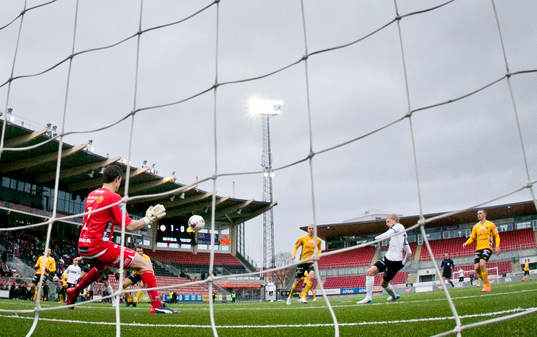 Örebros Karl Holmberg gör 2-0 på Elfsborgs målvakt