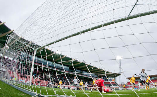 Örebros Karl Holmberg gör 2-0 på Elfsborgs målvakt