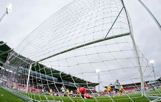 Örebros Karl Holmberg gör 2-0 på Elfsborgs målvakt