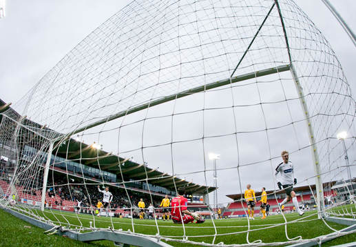 Örebros Karl Holmberg gör 2-0 på Elfsborgs målvakt