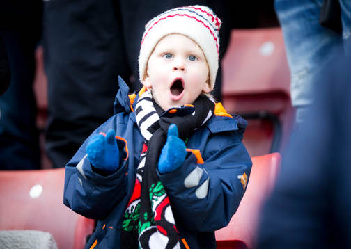 En ung Örebro supporter jublar och klappar händer vid