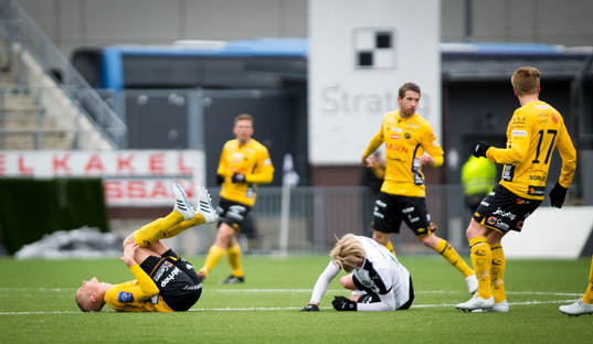 Elfsborgs Sebastian Holmén ligger ner och har ont