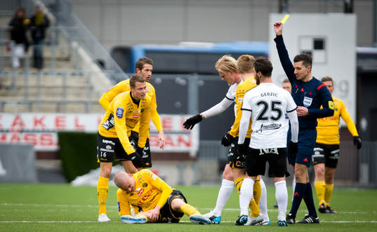 Elfsborgs Sebastian Holmén ligger ner och har ont